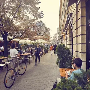 Homestay Between Us, Warsaw